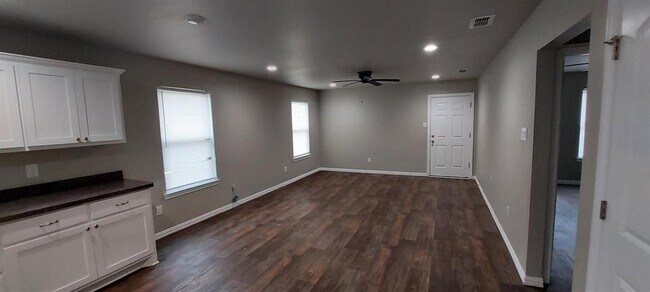 Building Photo - 407 W Criner St