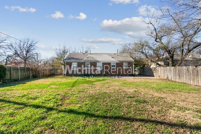 Building Photo - Move-In ready 2 bed/ 1bath + 1 car garage