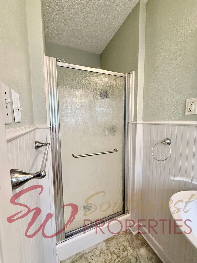 Building Photo - Well maintained 3 bedroom, 2 bathroom in the country