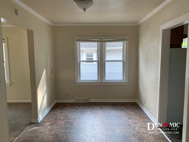 Building Photo - 4+ Bedroom, 2 Bath House By Augustana and USF