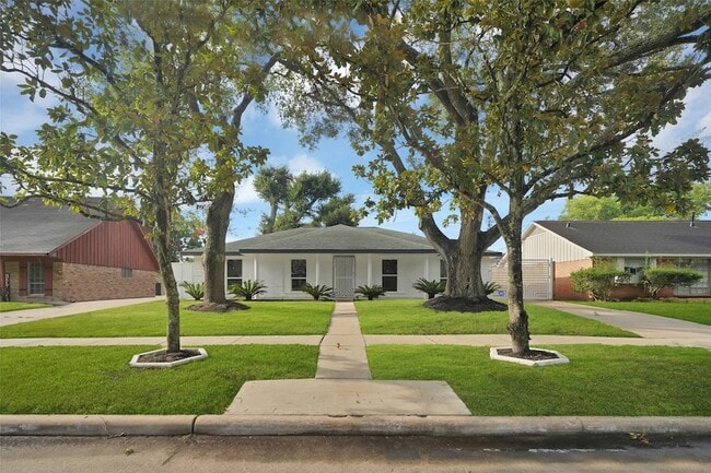 Building Photo - 5215 Trail Lake Dr