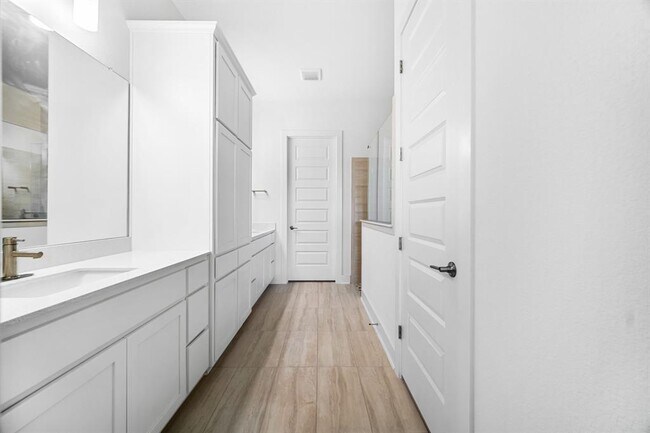 Building Photo - 303 Cartwheel Bend