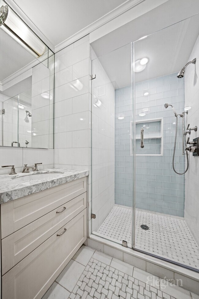 Building Photo - 28 E 10th St