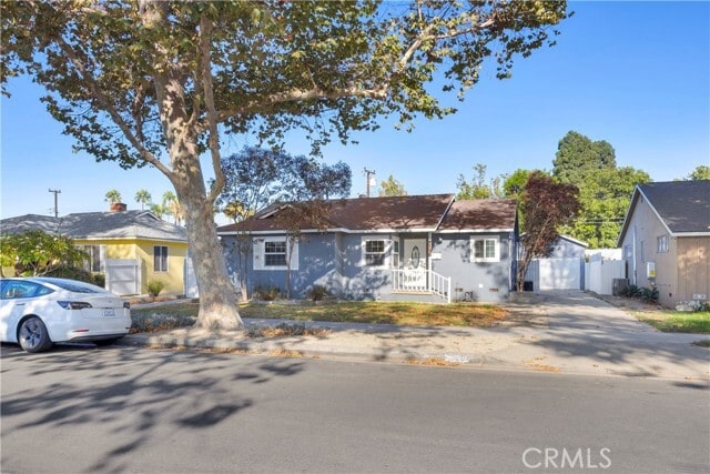 Building Photo - 353 Cres