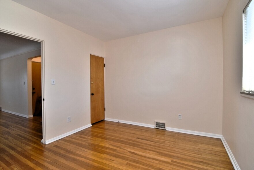 Building Photo - 2025 Riverside Dr