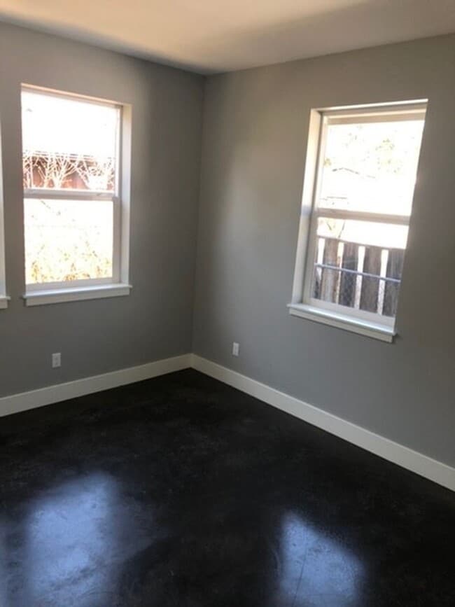 Building Photo - Two bedroom, one bathroom cottage in the h...