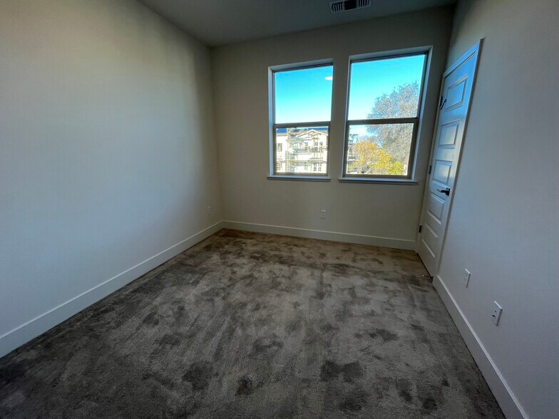 Building Photo - 835 Lilac Ter