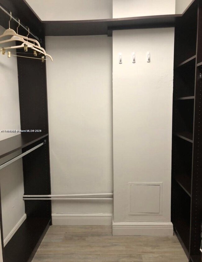 Building Photo - 801 Brickell Bay Dr
