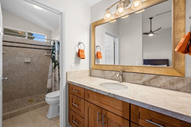 Building Photo - Furnished Home Close to Town