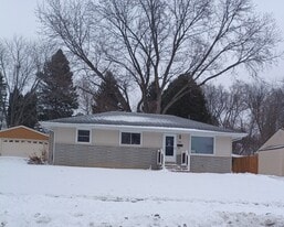 Building Photo - 2113 Briar Dr