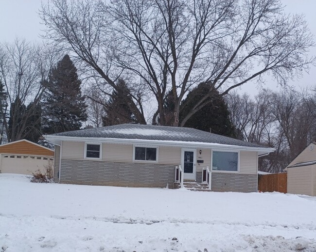 Building Photo - 2113 Briar Dr