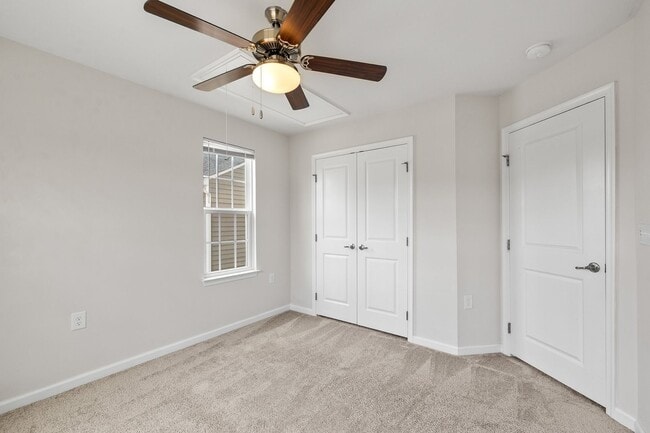 Building Photo - **End Unit 3/3 Townhome in Great Location**