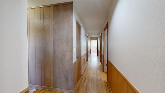 Building Photo - 203 W Brookside Dr