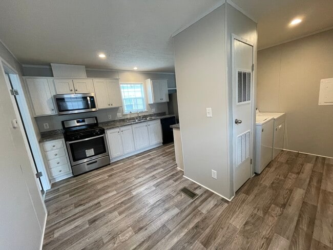 Building Photo - 46000 Geddes Rd