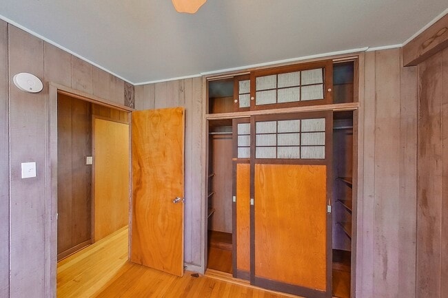Building Photo - 2 Bed 1 Bath 1 Parking Apartment. 1 Year Lease.