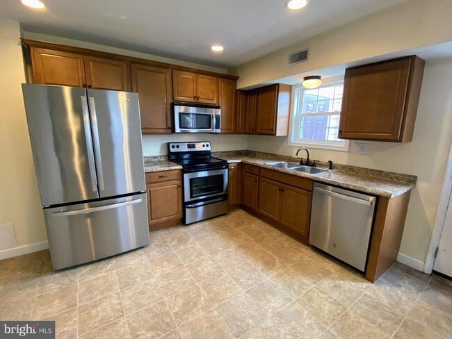 Building Photo - 204 Brecknock Terrace E