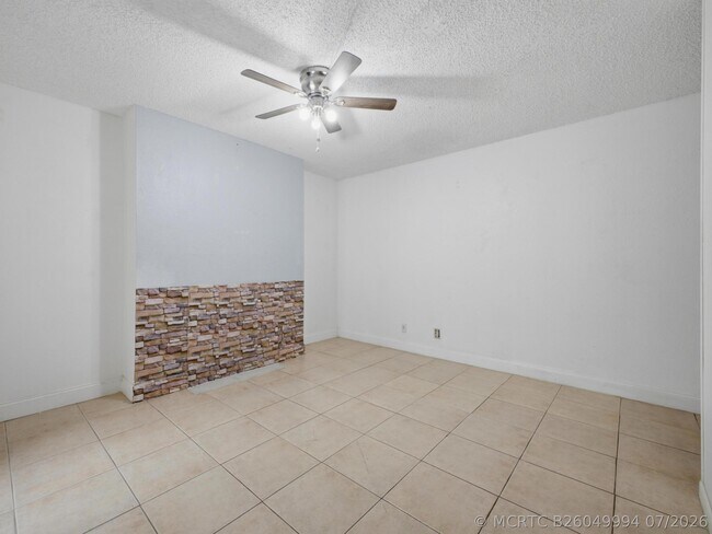 Building Photo - 105 Woodland Rd