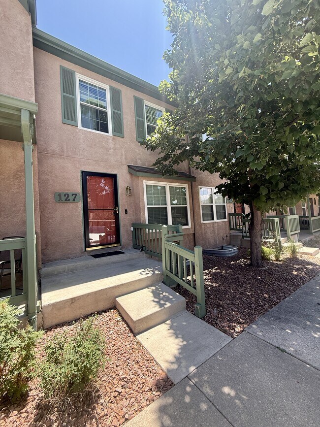 Building Photo - 127 Iveystone Ct