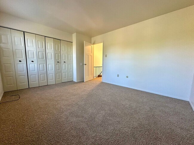 Building Photo - North Hills 3 Bedroom Townhome! In-Unit Wa...