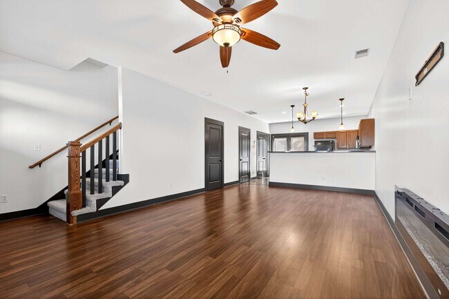 Building Photo - Great Location!