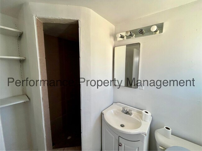 Building Photo - Charming 3 Bed/1 Bath in Home w/ RBP & Sec...