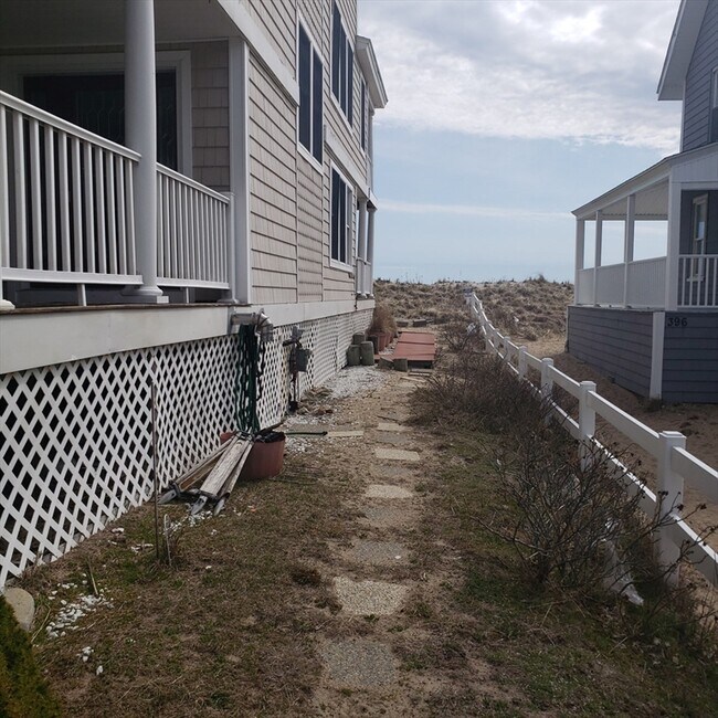 Building Photo - 398 B St