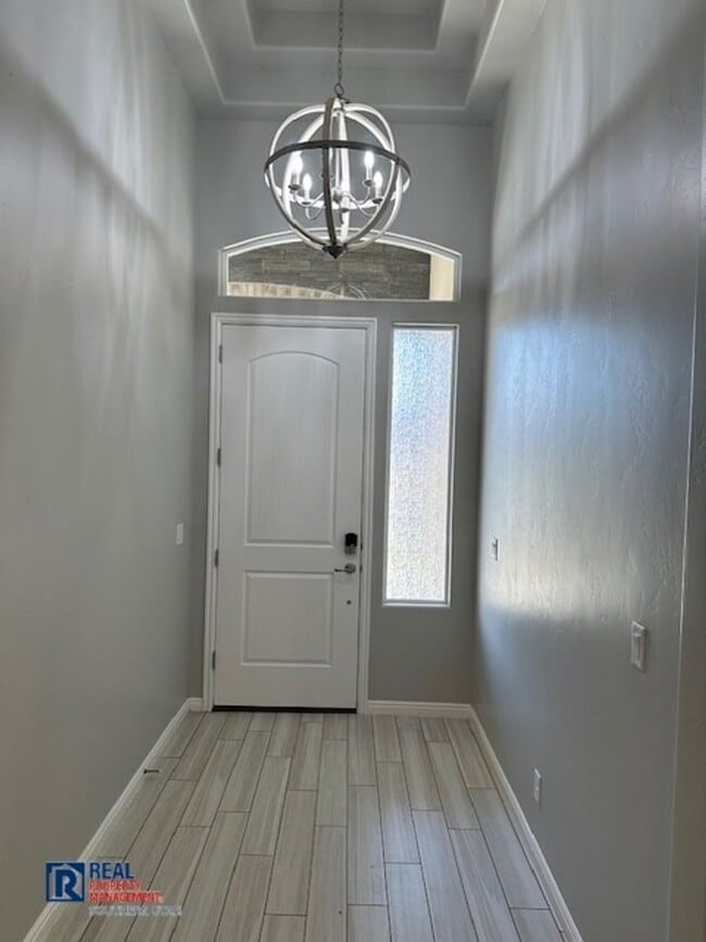 Building Photo - 4 Bedroom near Crimson Cliffs