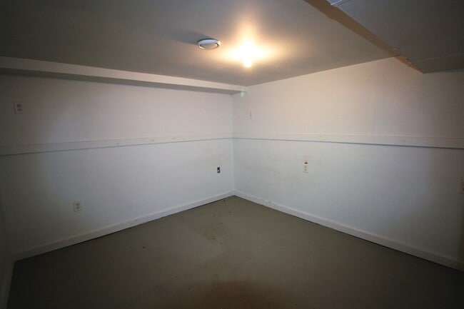 Building Photo - 2 BR home in West Davenport