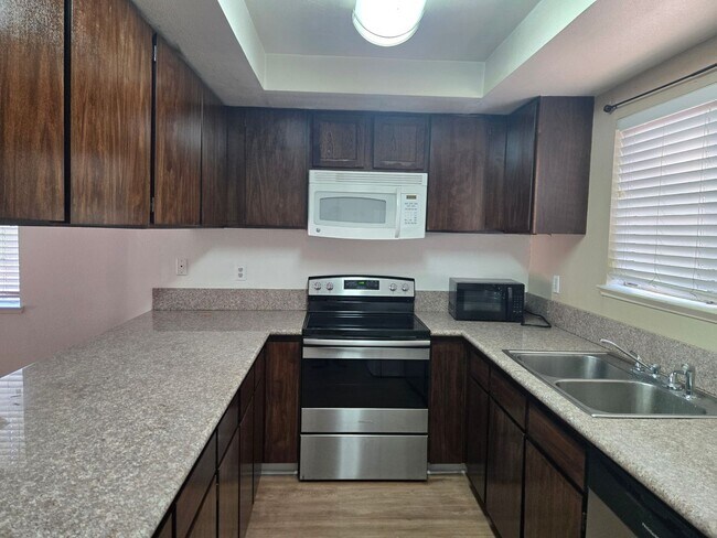 Building Photo - Hidden Gem!