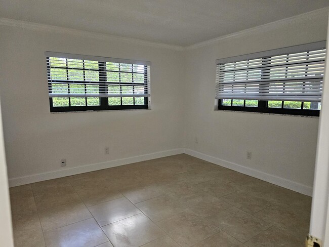 Building Photo - 435 Pine Villa Dr