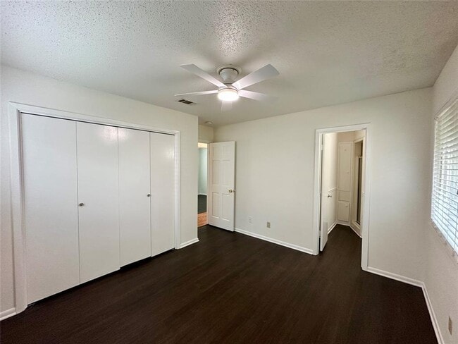 Building Photo - 208 E Lisa Dr
