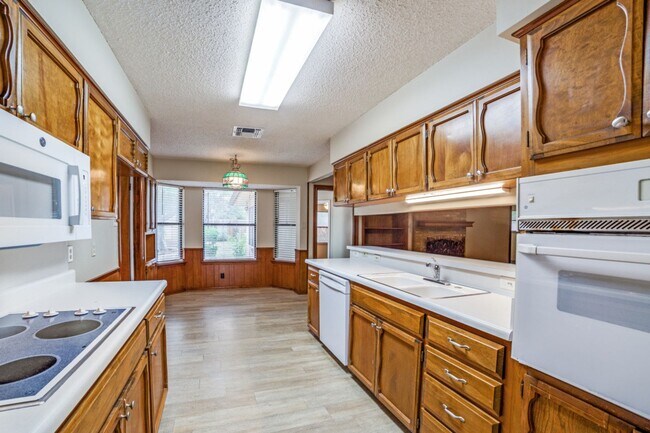 Building Photo - Thousand Oaks neighborhood! Over 1800 sqft!