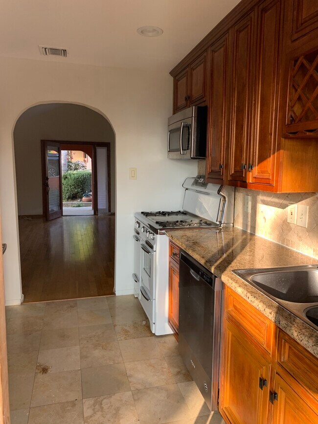 Building Photo - 1638 W Kilbourn St