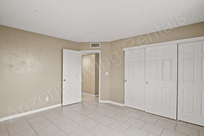 Building Photo - 703 Desert Glen Dr
