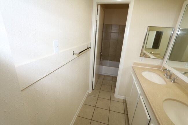 Building Photo - 8619 Parasol Ln