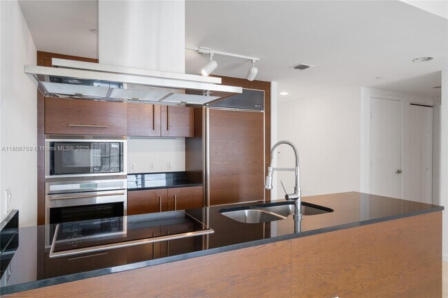Building Photo - 495 Brickell Ave