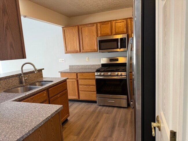 Building Photo - Updated 3 Bed, 2.5 Bath Home