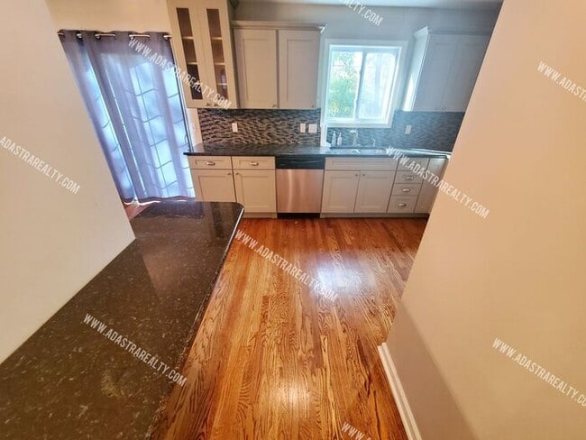 Building Photo - Beautiful Home in Mission, KS-Available NOW!!!