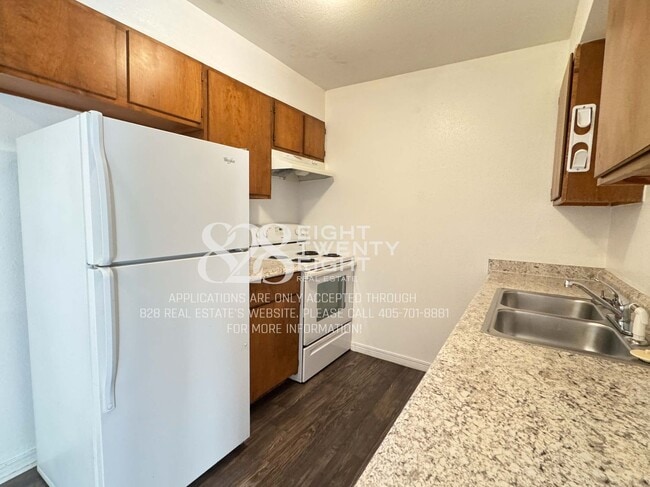 Building Photo - COMING SOON! West Oaks 2 Bed/1 Bath Second Floor Apt in Newcastle!