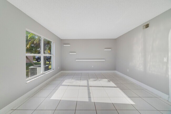 Building Photo - 3170 Santa Cruz Dr