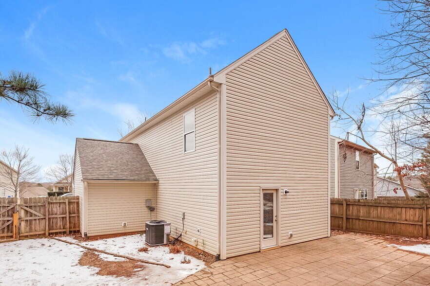 Building Photo - 4202 Broadstairs Dr SW