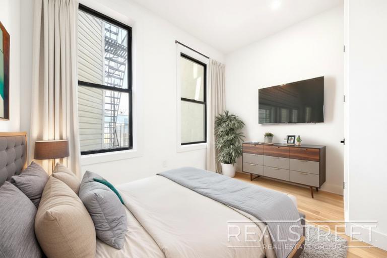 Building Photo - Brand New Large 3 Bed 2 Bath in Bushwick Townhouse!