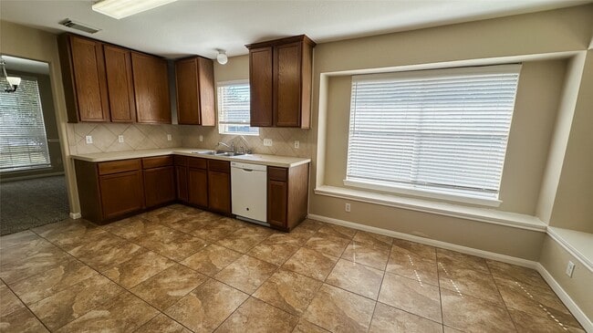 Building Photo - 374 Lake View Dr