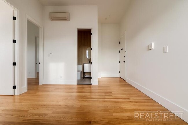 Building Photo - Spacious Renovated 2-Bedroom Apartment with Modern Comforts
