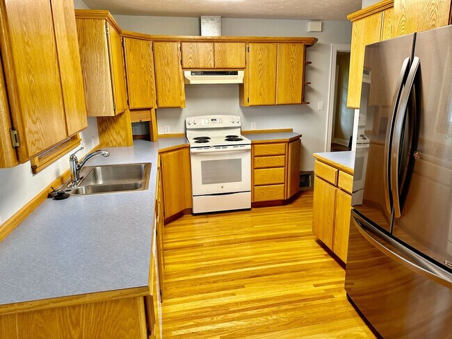 Building Photo - Charming Downriver Home