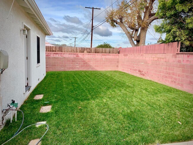 Building Photo - 3 BEDROOM 2 BATH HOUSE - South Torrance