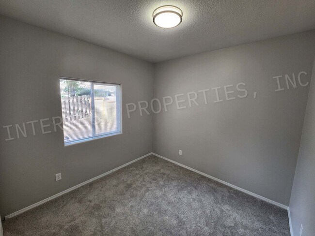 Building Photo - *1ST MONTH'S FREE RENT PROMO* Super Cute 3...