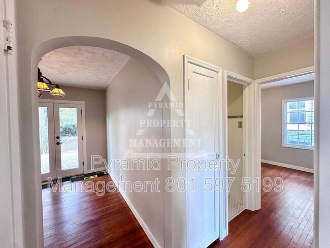Building Photo - 1409 E Redondo Ave