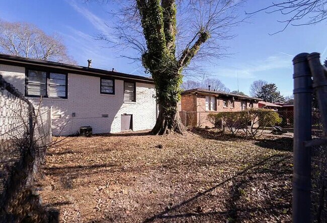 Building Photo - 215 Silver Springs Cir SW