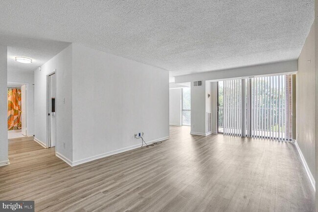Building Photo - 2300 Pimmit Dr